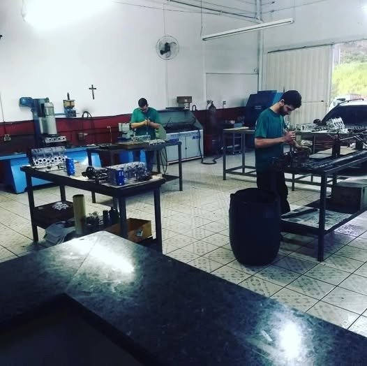 Oficina da Scaramboni com equipe trabalhando na retífica de cabeçotes